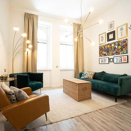 2-Room Apartment On The First Floor With Designer Renovation. Exit To The Courtyard. 15 Minutes To Schloss Schoenbrunn ウィーン エクステリア 写真