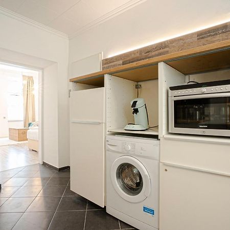 2-Room Apartment On The First Floor With Designer Renovation. Exit To The Courtyard. 15 Minutes To Schloss Schoenbrunn ウィーン エクステリア 写真