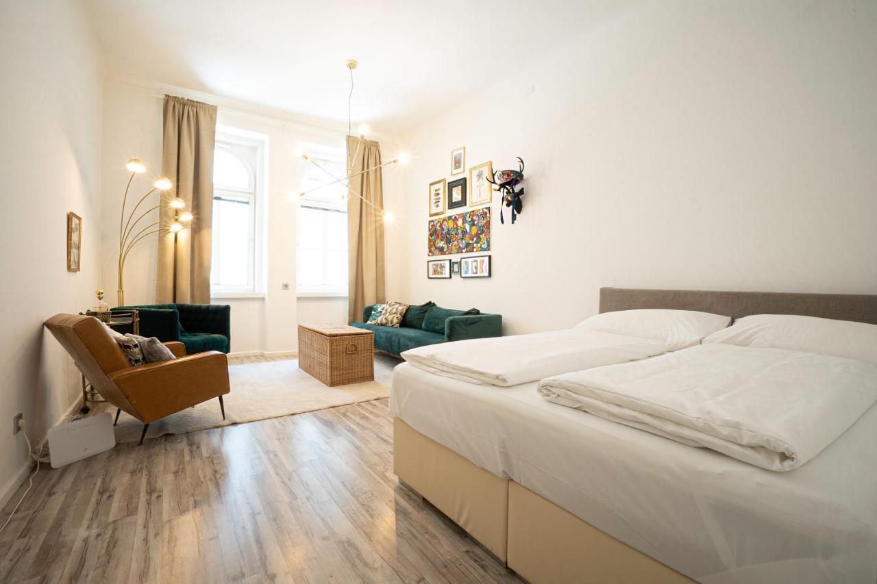 2-Room Apartment On The First Floor With Designer Renovation. Exit To The Courtyard. 15 Minutes To Schloss Schoenbrunn ウィーン エクステリア 写真