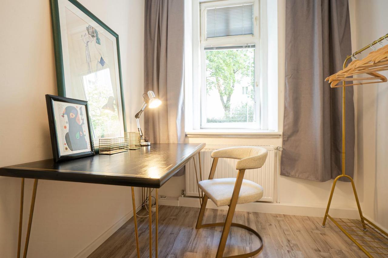 2-Room Apartment On The First Floor With Designer Renovation. Exit To The Courtyard. 15 Minutes To Schloss Schoenbrunn ウィーン エクステリア 写真
