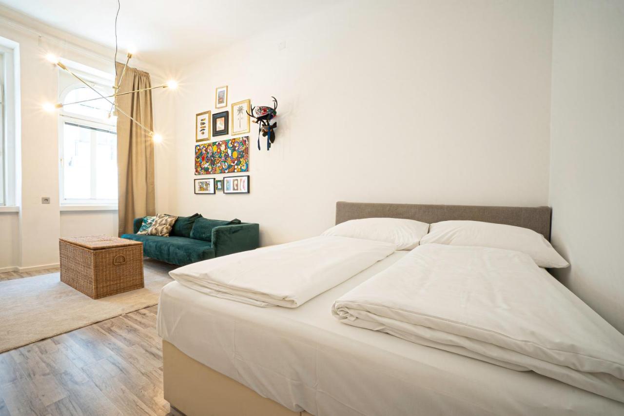 2-Room Apartment On The First Floor With Designer Renovation. Exit To The Courtyard. 15 Minutes To Schloss Schoenbrunn ウィーン エクステリア 写真
