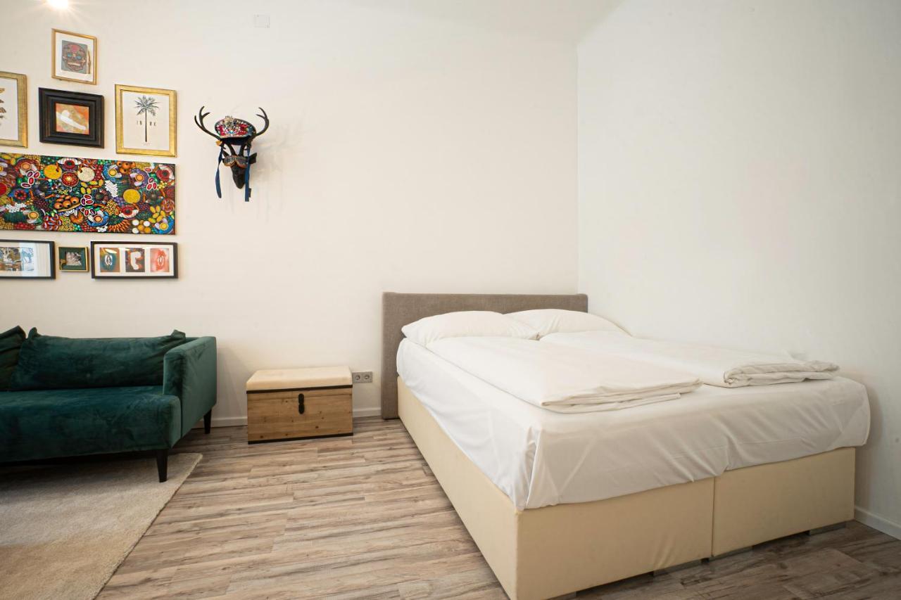 2-Room Apartment On The First Floor With Designer Renovation. Exit To The Courtyard. 15 Minutes To Schloss Schoenbrunn ウィーン エクステリア 写真