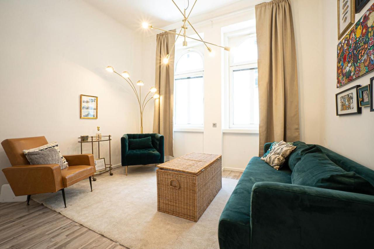 2-Room Apartment On The First Floor With Designer Renovation. Exit To The Courtyard. 15 Minutes To Schloss Schoenbrunn ウィーン エクステリア 写真