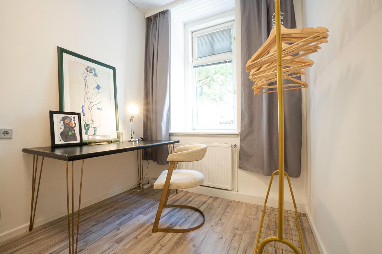 2-Room Apartment On The First Floor With Designer Renovation. Exit To The Courtyard. 15 Minutes To Schloss Schoenbrunn ウィーン エクステリア 写真