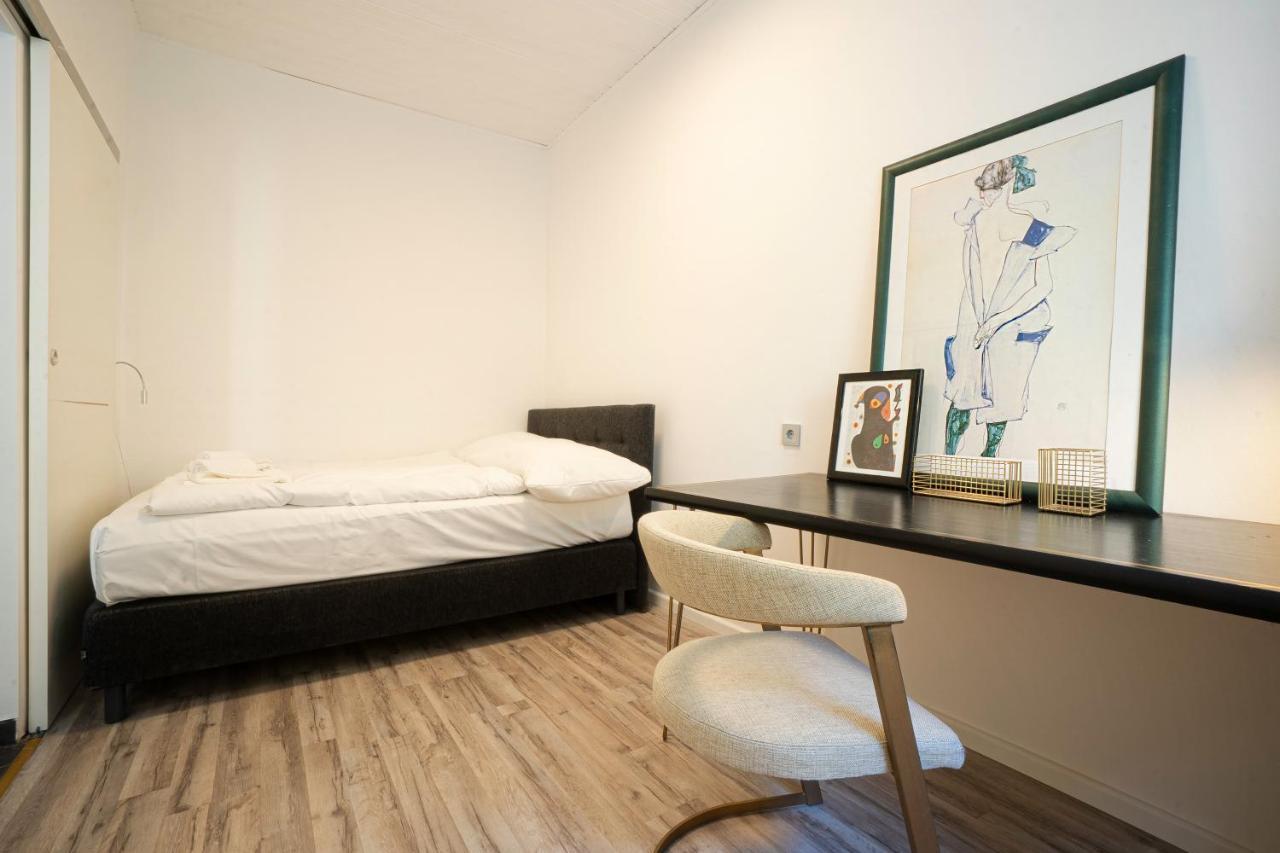 2-Room Apartment On The First Floor With Designer Renovation. Exit To The Courtyard. 15 Minutes To Schloss Schoenbrunn ウィーン エクステリア 写真