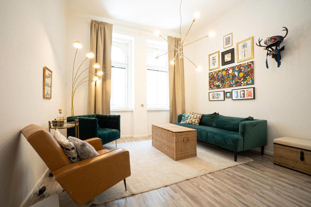 2-Room Apartment On The First Floor With Designer Renovation. Exit To The Courtyard. 15 Minutes To Schloss Schoenbrunn ウィーン エクステリア 写真