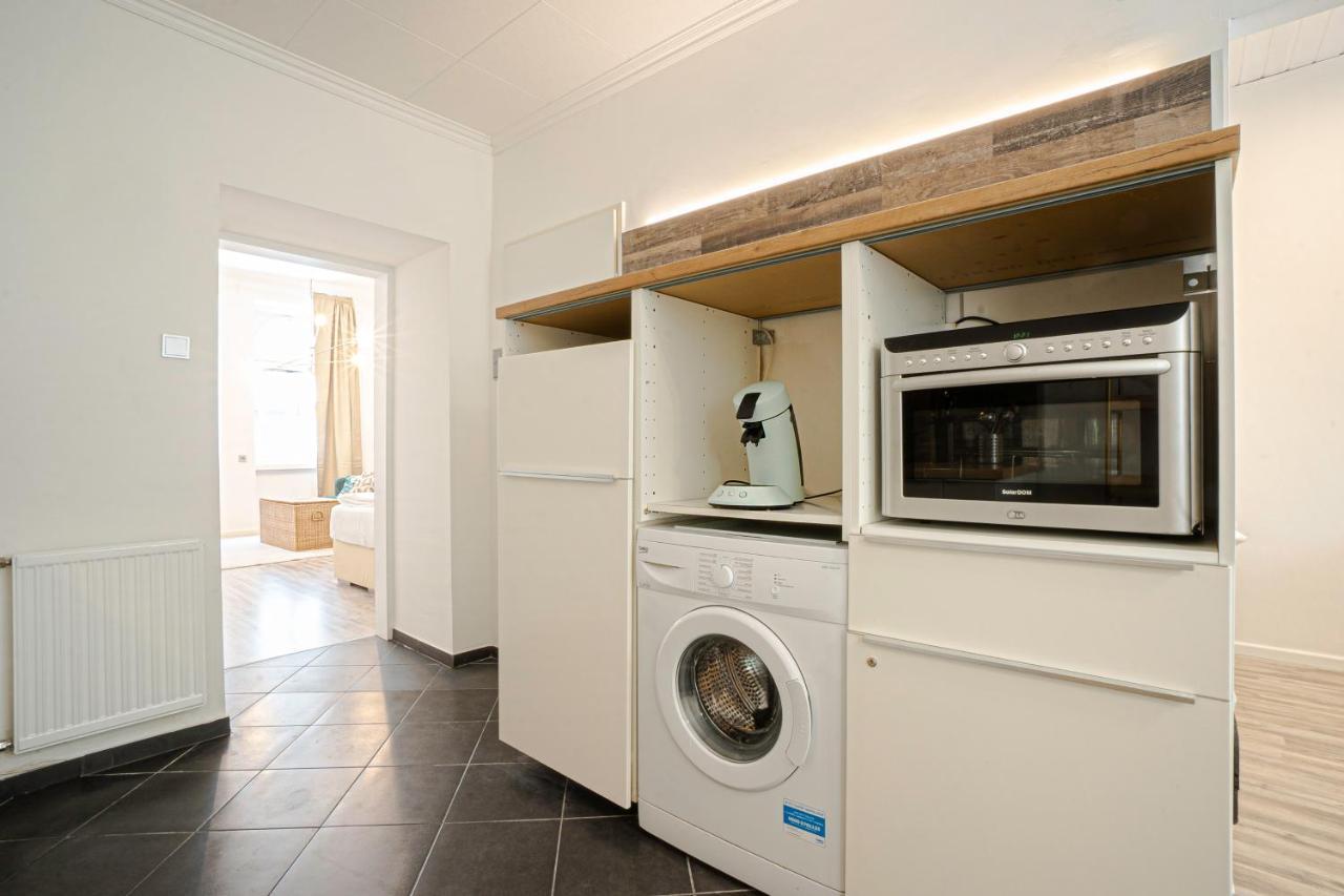 2-Room Apartment On The First Floor With Designer Renovation. Exit To The Courtyard. 15 Minutes To Schloss Schoenbrunn ウィーン エクステリア 写真