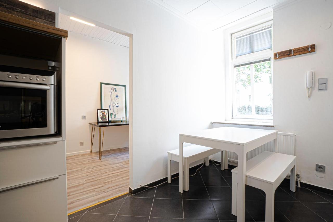 2-Room Apartment On The First Floor With Designer Renovation. Exit To The Courtyard. 15 Minutes To Schloss Schoenbrunn ウィーン エクステリア 写真
